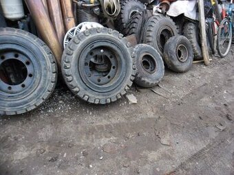 Predám kolesá  -  pneu a disky na VZV - DESTA, BALKANCAR