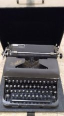 kufříkový psací stroj Zeta