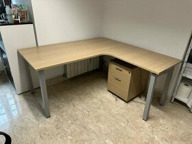 Kancelářský psací stůl - rohový