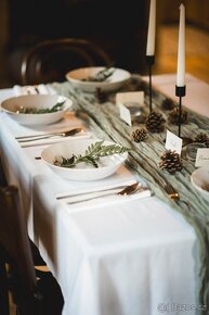 Svatební dekorace | zelené běhouny na stůl