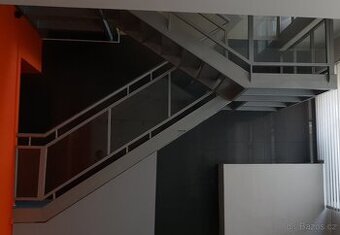 Schodiště masivní ocelové, 2x podesta,zábradlí, krytí sklem