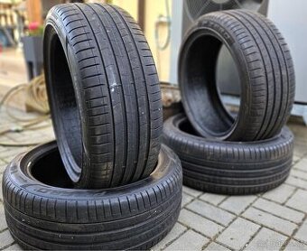 Letní pneu Pirelli P Zero 245/40 R19 – cca 5,5 mm, TOP stav