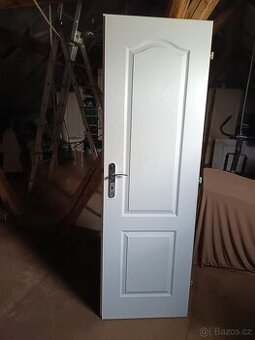 interiérové bílé dveře