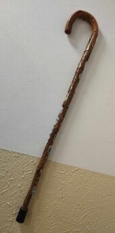 Stará dřevěná hůl 86 cm s turistickými štítky.