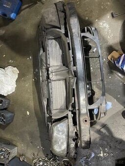 BMW e91 přední chladicovka, světla a chladiče se saharou