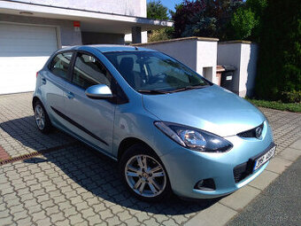 Prodám Mazda 2 1.3 63Kw benzín, r. 2009, nová v ČR.