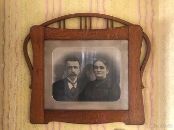 Stary ram s dobovou fotografií ateliery Kahler Slany 1916 - 1