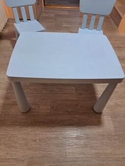 Ikea stolecek a dve zidlicky
