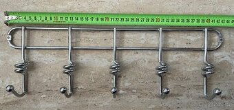 Chromovaný kovový věšák na kuchyňské náčiní 43 cm