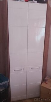 Výstavní rohová skříň