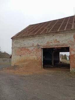 Tramy a demolice starých střech zdarma