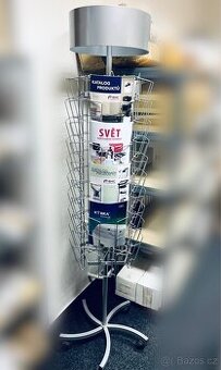 Kovový otočný stojan na prospekty