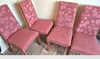 Čalouněné židle.