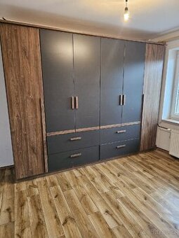 Šatní skříň do ložnice