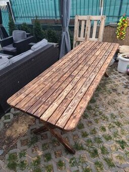 Masivní dřevěný stůl ruční výroby