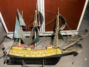 Starý dřevěný model lodi