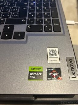 Nadupaný herní notebook lenovo log