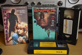VHS videokazety a nějaká DVD