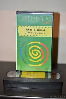 VHS videokazety a nějaká DVD