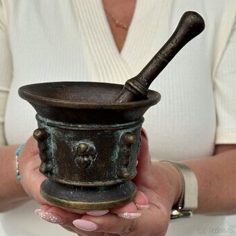 Masivní zdobený hmoždíř bronz - 1