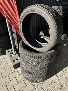 225/40R19 93W Yokomahama Blue Earth winter V905