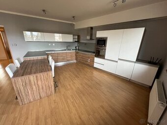 Pronájem bytu 3+kk s balkónem a garáží, 90 m², Opava