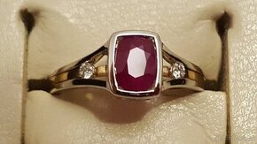 Zlatý prsten s přírodním rubínem.