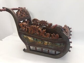 Staré dřevěné vyřezávané sáně pro panenku