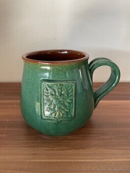 Zelený keramický džbán s uchem