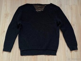 Dámský černý svetříky, kus 100,-kč.