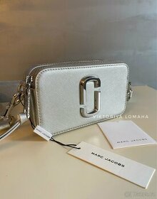 Marc Jacobs Snapshot kabelka stříbrné barvy