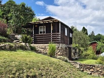 Prodej pozemků s dřevěnou chatkou na kamen betonovém základě - 1