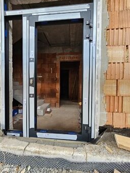 Prodám VCHODOVÉ DVEŘE HLINÍKOVÉ NOVÉ + SVĚTLÍK A NADSVĚTLÍK