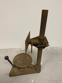 Zajímavý dílenský stojan asi na stolní vrtačku