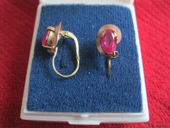 Zlaté dámské náušnice s kamenem  375/1000