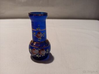 Skleněná vázička - borské sklo.