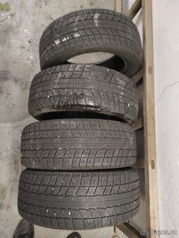 Prodám čtyři zimní gumy.