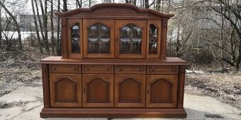 Dlouhá komoda s vitrínkou na pověsení s osvětlením