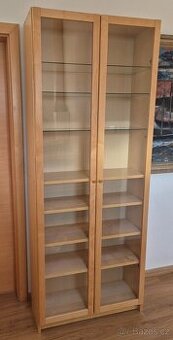 Billy knihovna IKEA s prosklenými dveřmi