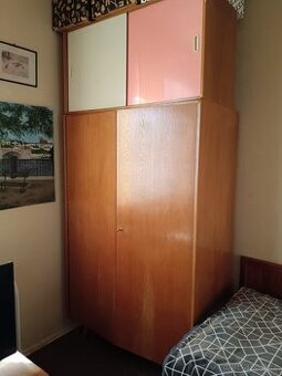 skříňs nástavcem