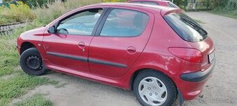 Peugeot 206, pojízdný s technickou ale potřeba opravit.