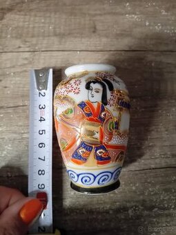 Stará japonská porcelánová miniaturní váza