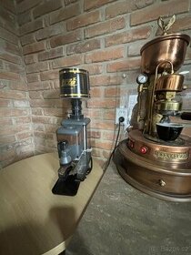 profesionální mlýnek na kávu FAEMA