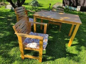 Dřevěný stůl a 3 židle