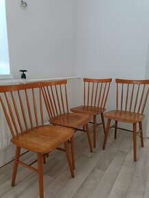 4 ks dřevěných židlí.