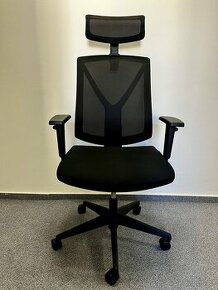 kancelářská židle a podhlavníkem
