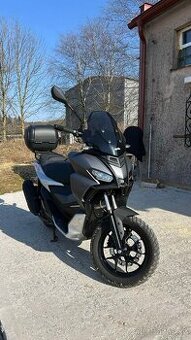 Zanovni Aprilia SR GT 125 = ridicak B  Jaro se blizi.