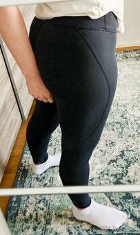 Dámské černé sportovní legíny Nike, velikost S