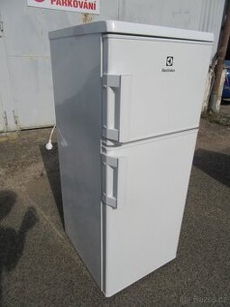 Nabízím menší lednici Elektrolux. Plně funkční.Boxy nepraskl