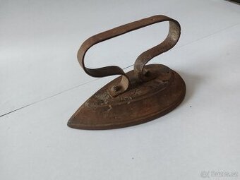 Stará litinová žehlička – historický kousek